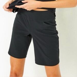 Lilly Pulitzer Black Women Shorts size 2